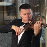 Primo violino Rondò  Veneziano
Lezioni di violino  “Dal classico al pop, dal violino acustico a quello elettrico.